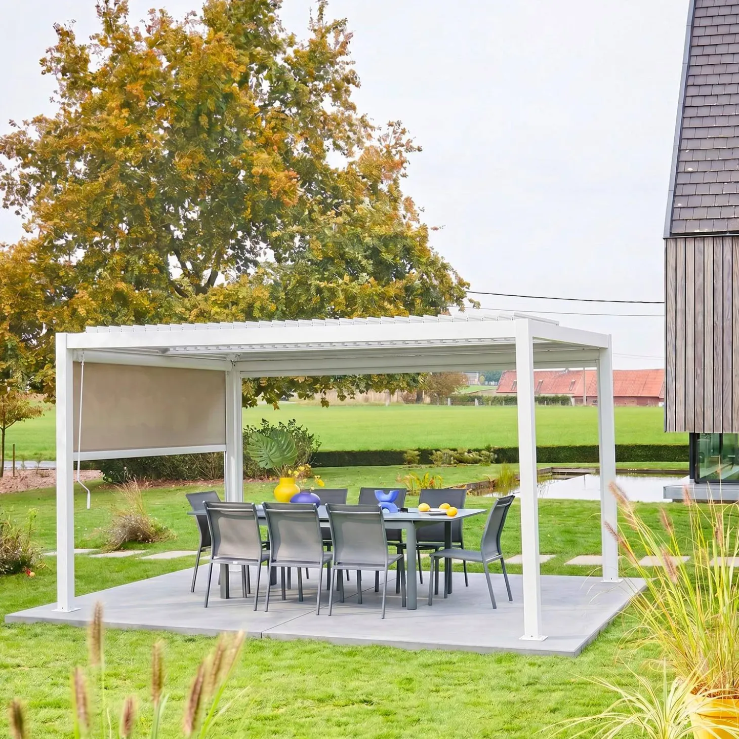 Pérgola bioclimática 3x4m de alumínio e aço com estore de 3m