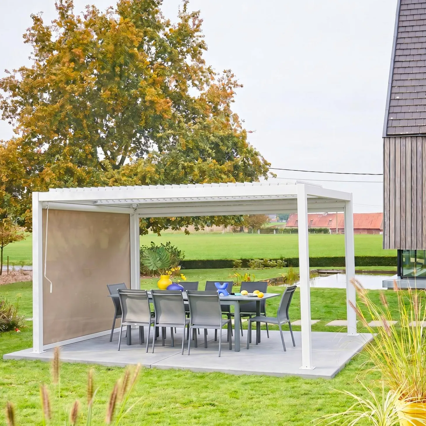 Pérgola bioclimática 3x4m de alumínio e aço com estore de 3m