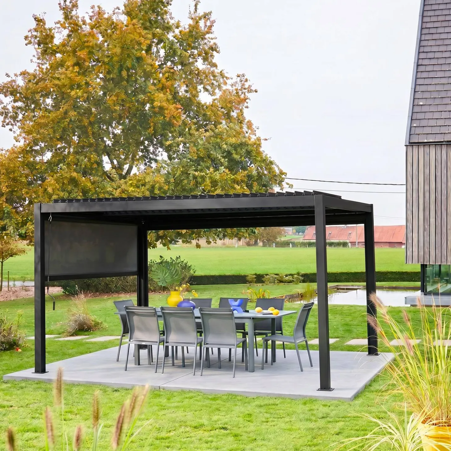 Pérgola bioclimática 3x4m de alumínio e aço com estore de 3m