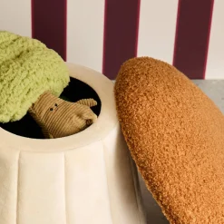 Pufe infantil de veludo em forma de cogumelo com espaço de arrumação
