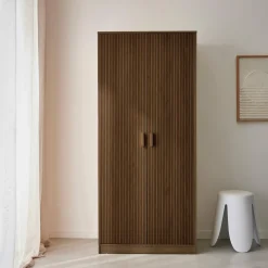 Roupeiro com acabamento em madeira e 2 portas