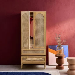 Roupeiro com acabamento em madeira e cana com 2 portas e 2 gavetas