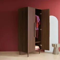 Roupeiro com acabamento em madeira e 2 portas