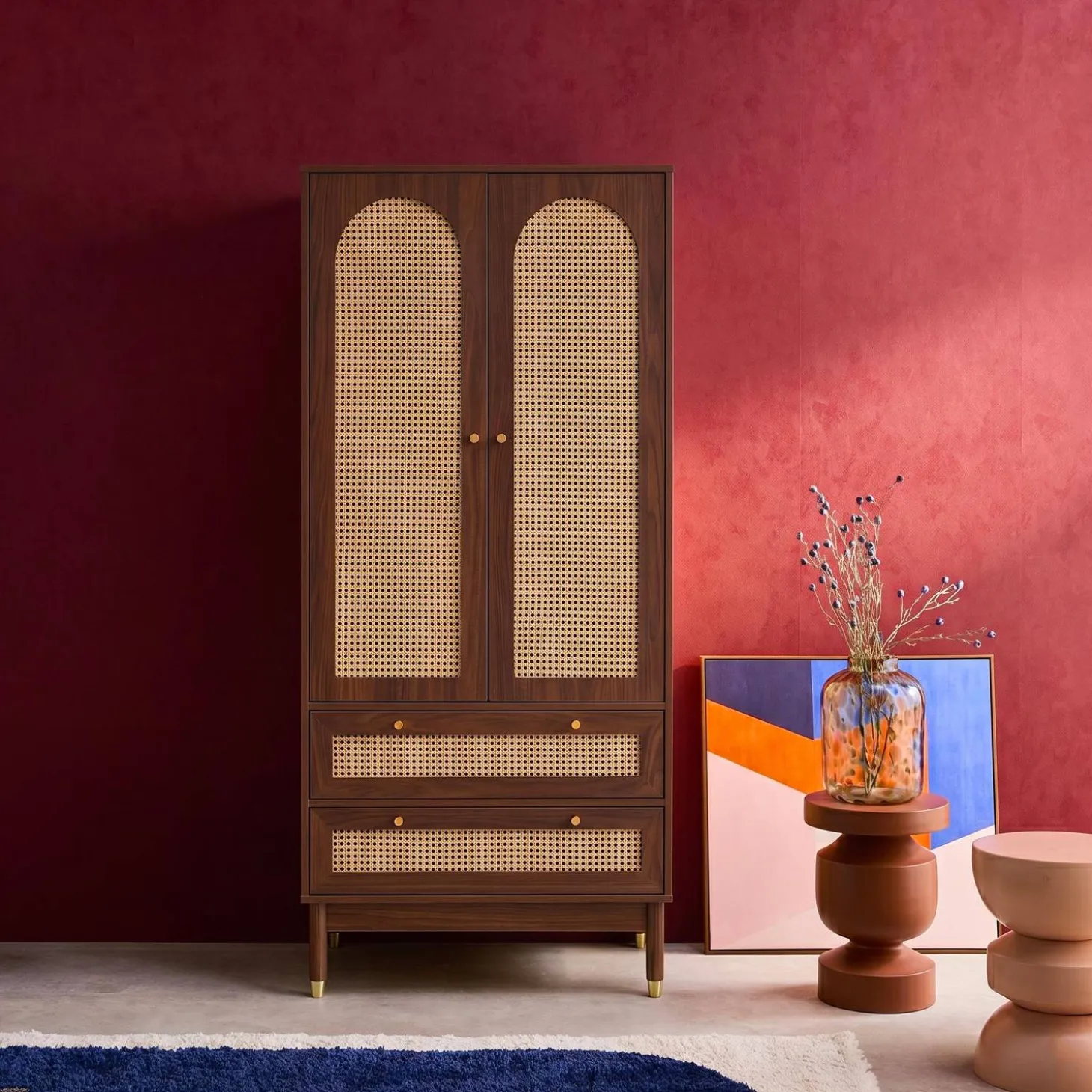 Roupeiro com acabamento em madeira e cana com 2 portas e 2 gavetas