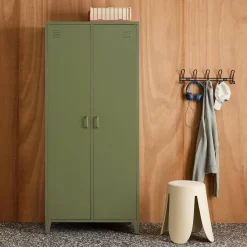 Roupeiro industrial em metal com 2 portas, 4 prateleiras e 1 cabideiro