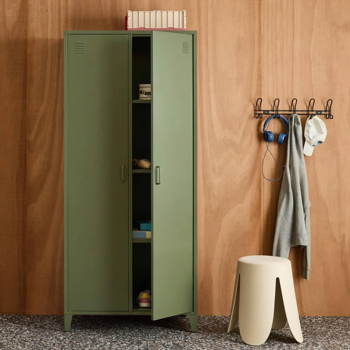 Roupeiro industrial em metal com 2 portas, 4 prateleiras e 1 cabideiro