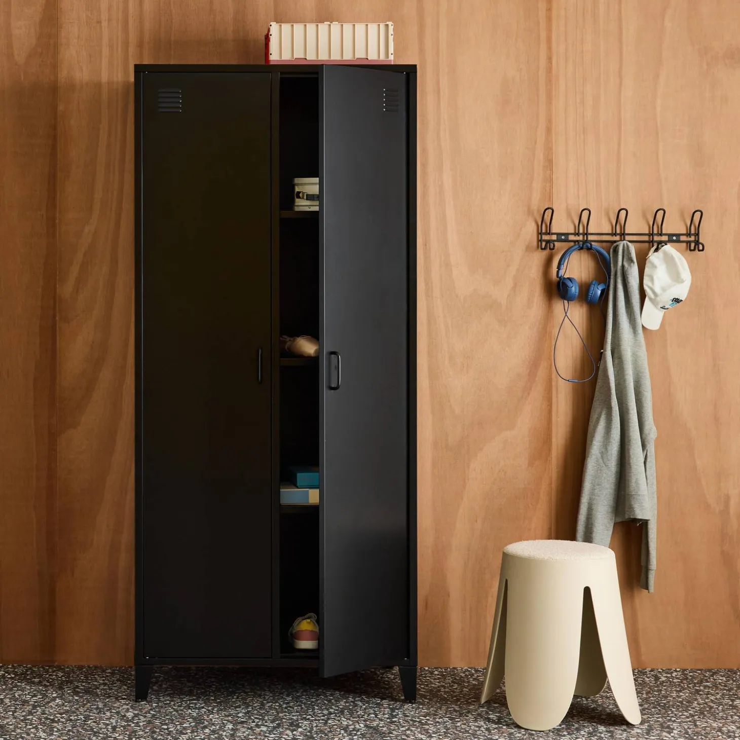 Roupeiro industrial em metal com 2 portas, 4 prateleiras e 1 cabideiro