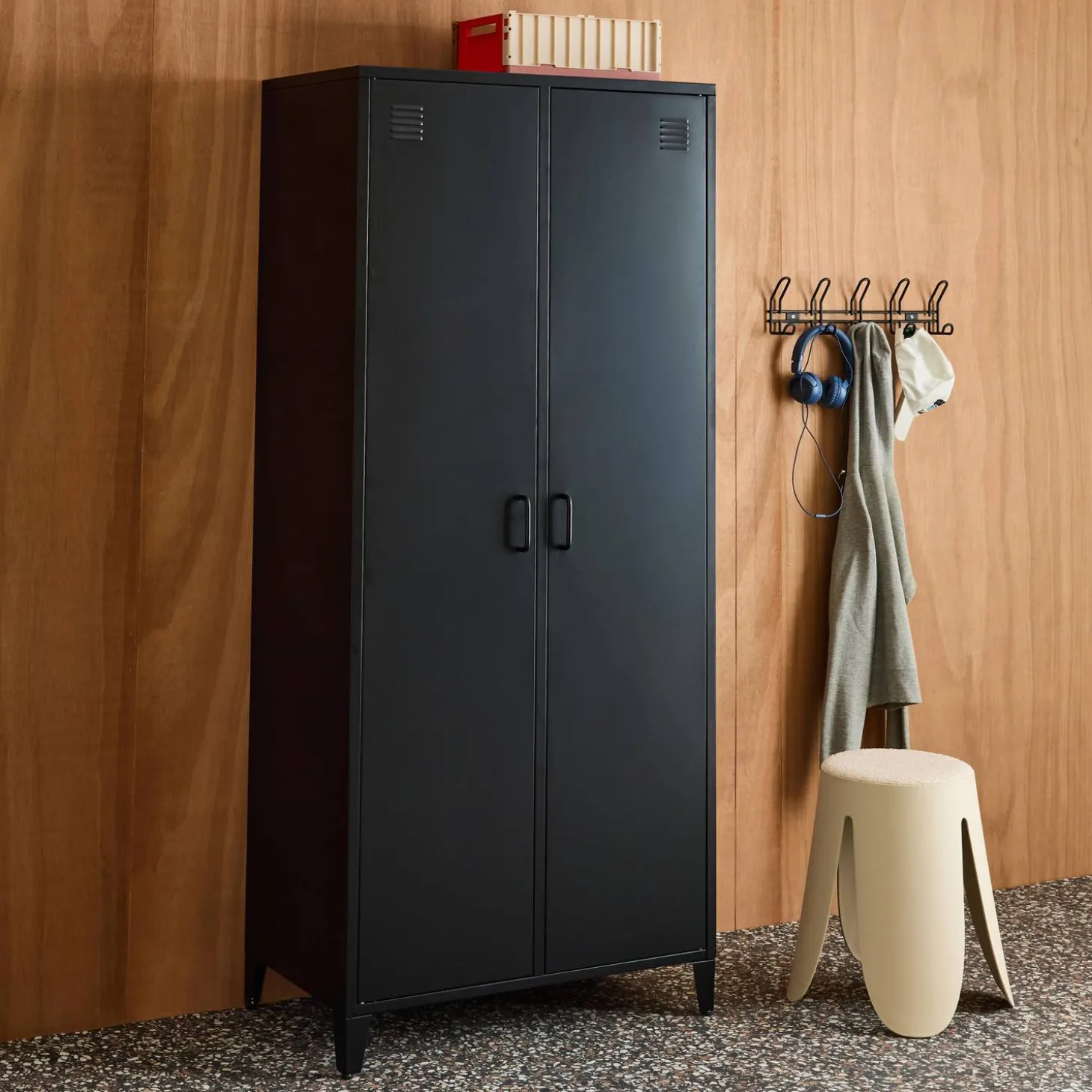 Roupeiro industrial em metal com 2 portas, 4 prateleiras e 1 cabideiro
