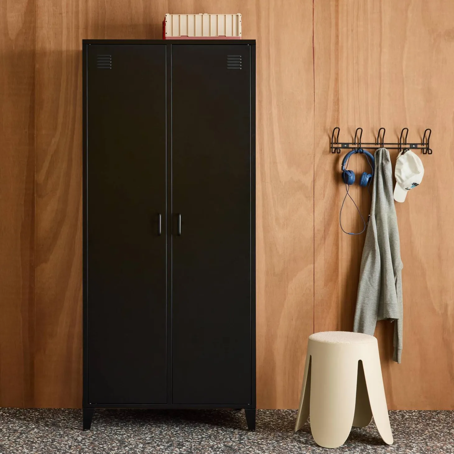Roupeiro industrial em metal com 2 portas, 4 prateleiras e 1 cabideiro
