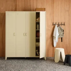Roupeiro industrial em metal com 4 portas, 10 prateleiras e 1 cabideiro