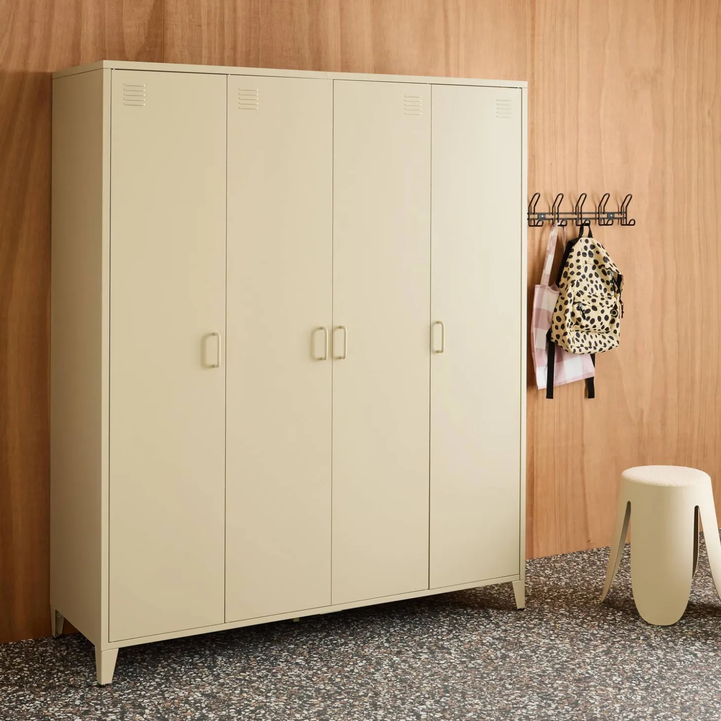 Roupeiro industrial em metal com 4 portas, 10 prateleiras e 1 cabideiro