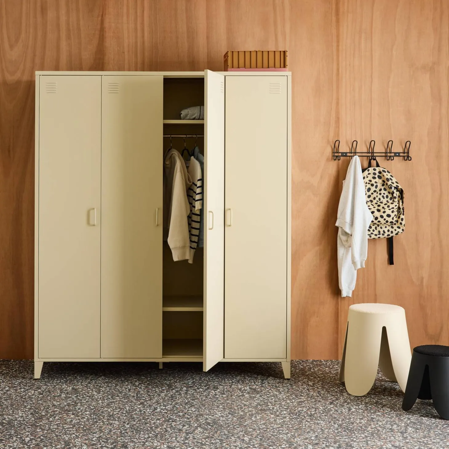 Roupeiro industrial em metal com 4 portas, 10 prateleiras e 1 cabideiro
