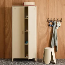 Roupeiro industrial em metal com 2 portas, 4 prateleiras e 1 cabideiro