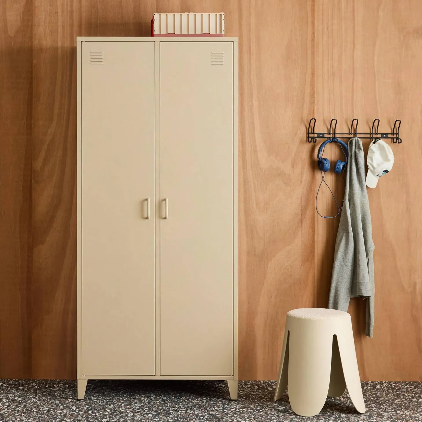 Roupeiro industrial em metal com 2 portas, 4 prateleiras e 1 cabideiro