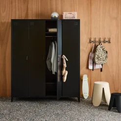 Roupeiro industrial em metal com 4 portas, 10 prateleiras e 1 cabideiro