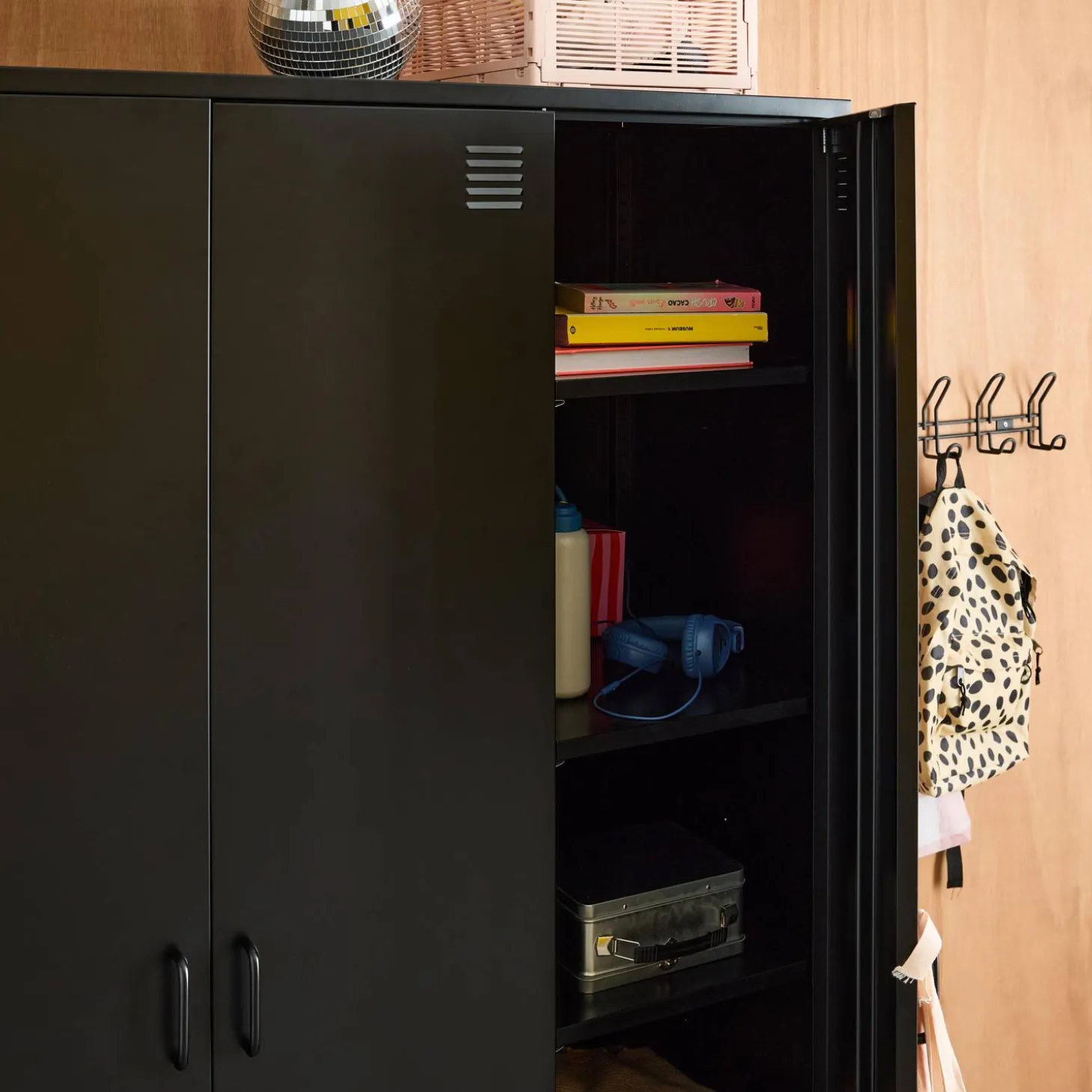 Roupeiro industrial em metal com 4 portas, 10 prateleiras e 1 cabideiro