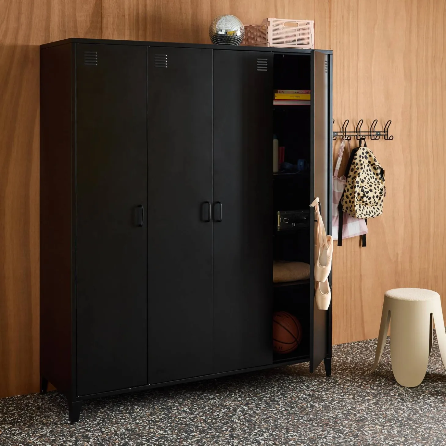 Roupeiro industrial em metal com 4 portas, 10 prateleiras e 1 cabideiro