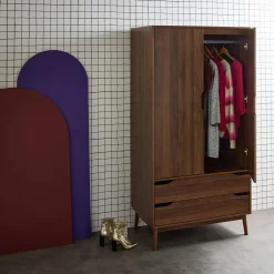 Roupeiro vintage com acabamento em madeira e 2 portas