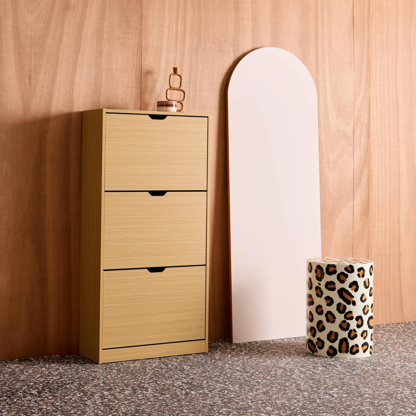 Sapateira decorativa em madeira com 3 gavetas