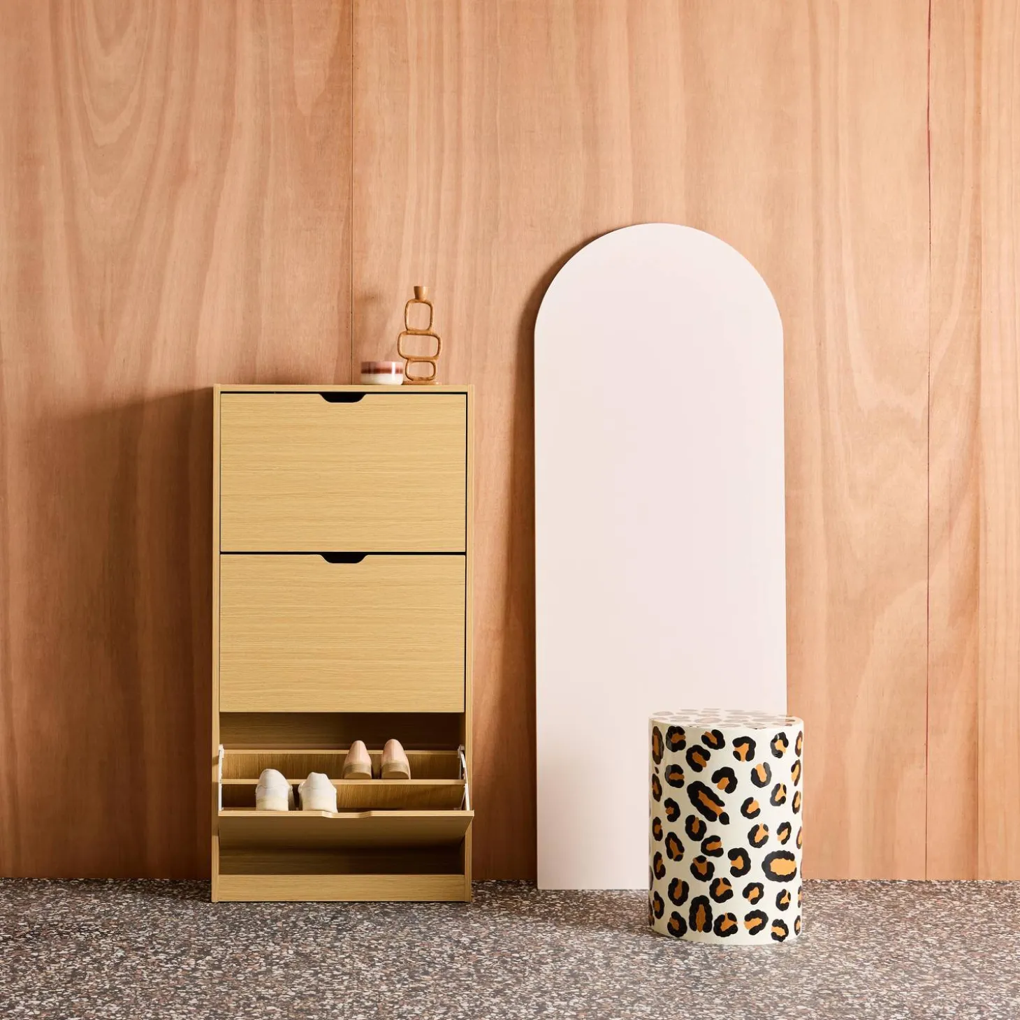 Sapateira decorativa em madeira com 3 gavetas