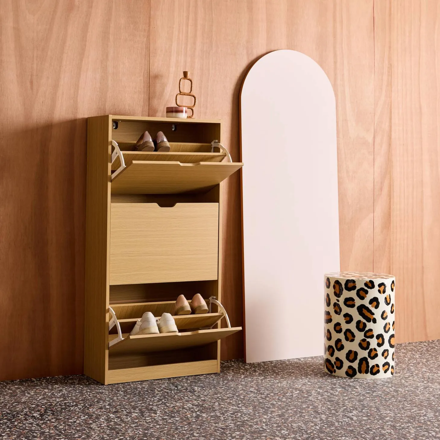 Sapateira decorativa em madeira com 3 gavetas