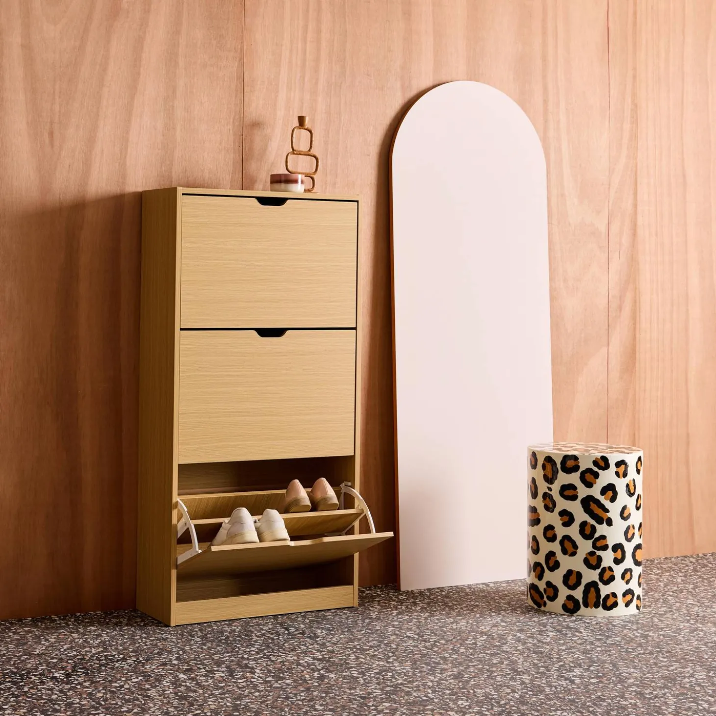 Sapateira decorativa em madeira com 3 gavetas
