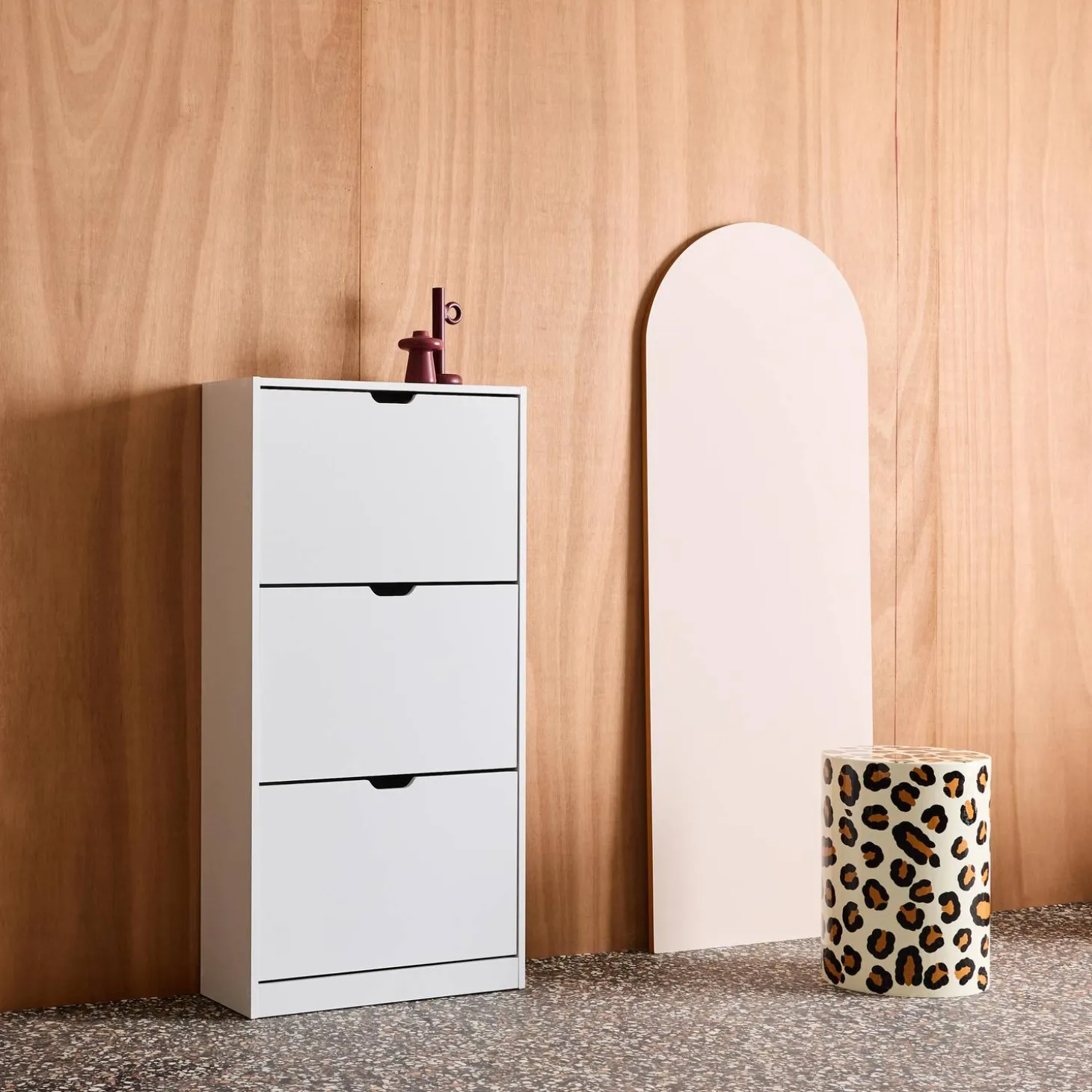 Sapateira decorativa em madeira com 3 gavetas