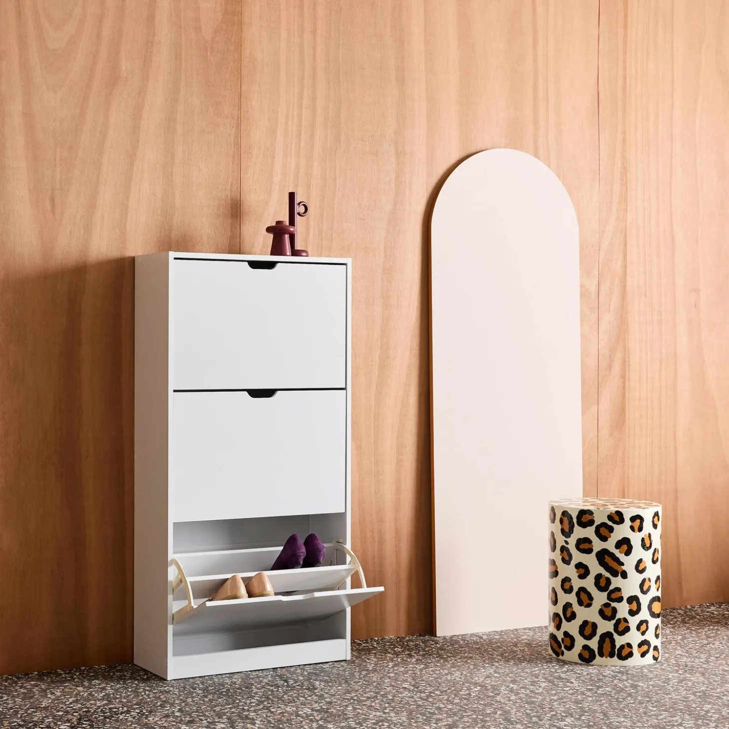 Sapateira decorativa em madeira com 3 gavetas