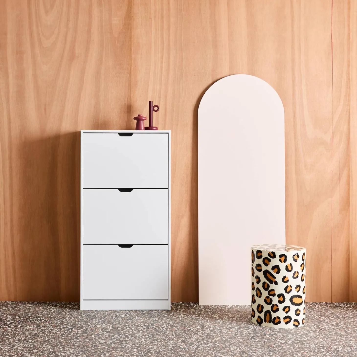 Sapateira decorativa em madeira com 3 gavetas