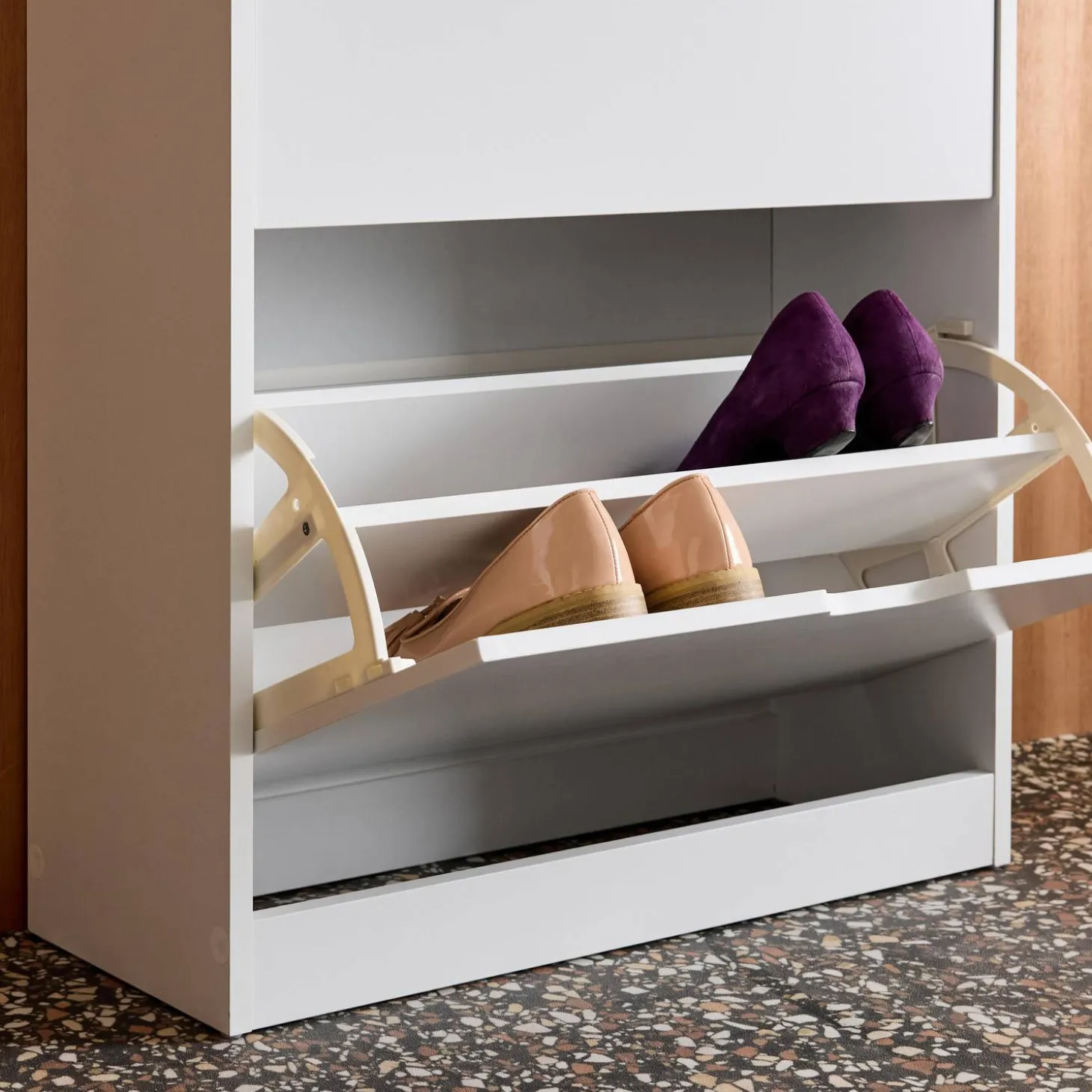 Sapateira decorativa em madeira com 3 gavetas