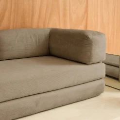 Sofá-cama conversível em veludo canelado com estrutura cromada, 3 lugares