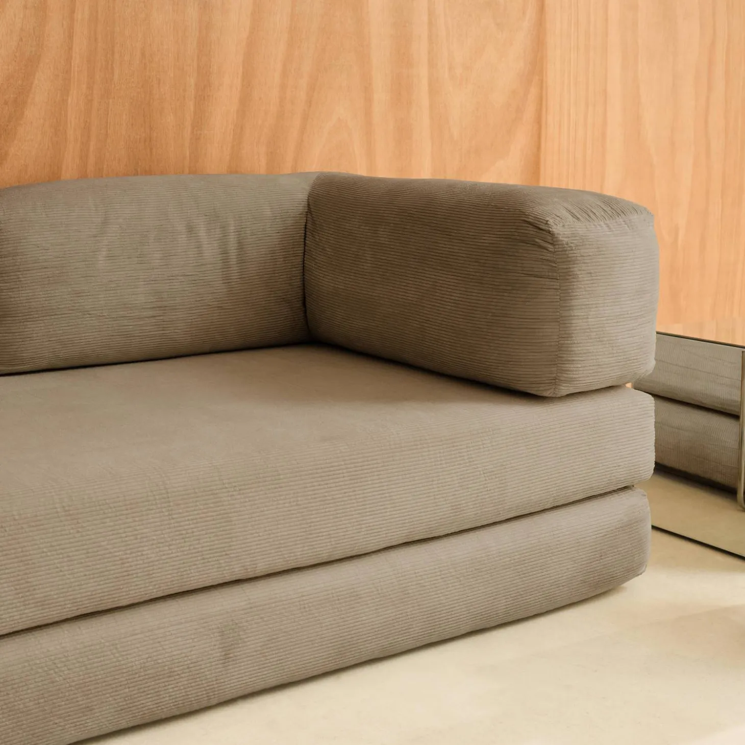 Sofá-cama conversível em veludo canelado com estrutura cromada, 3 lugares