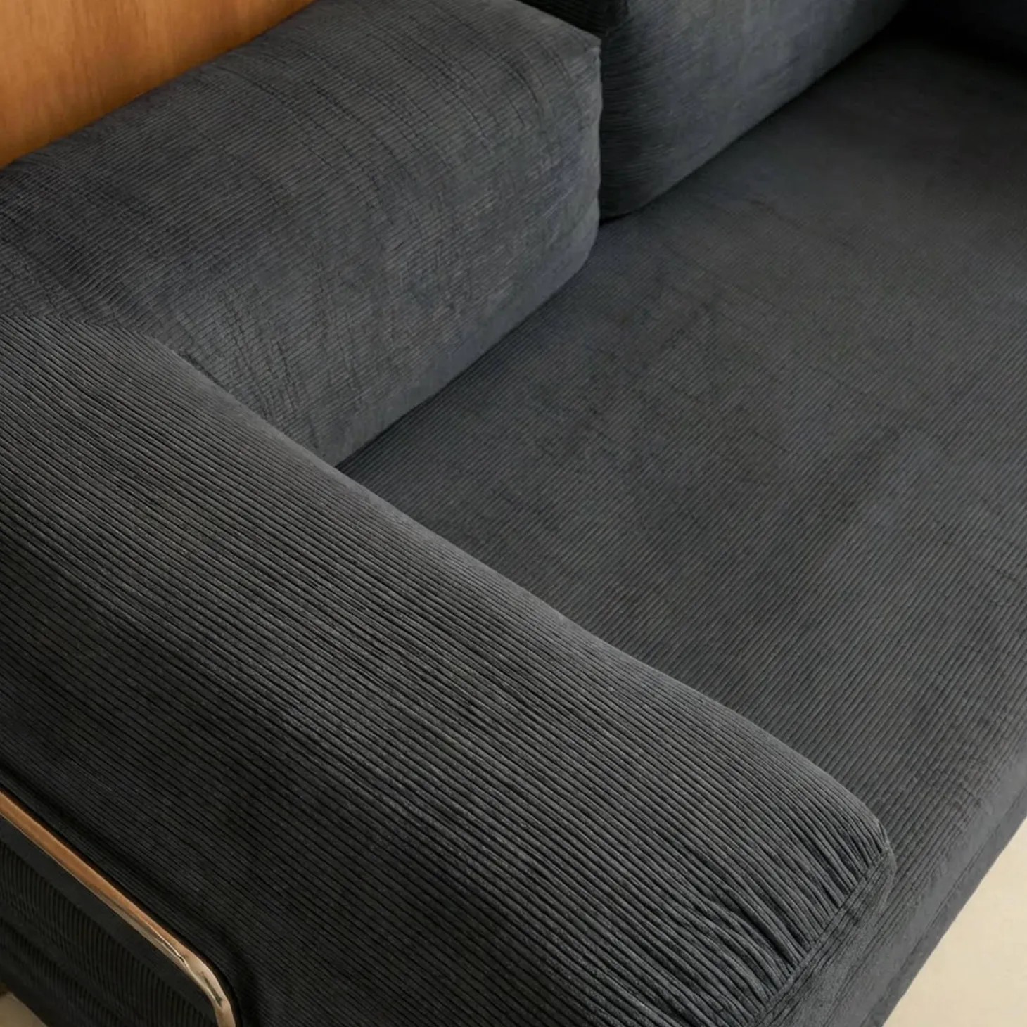 Sofá-cama conversível em veludo canelado com estrutura cromada, 3 lugares