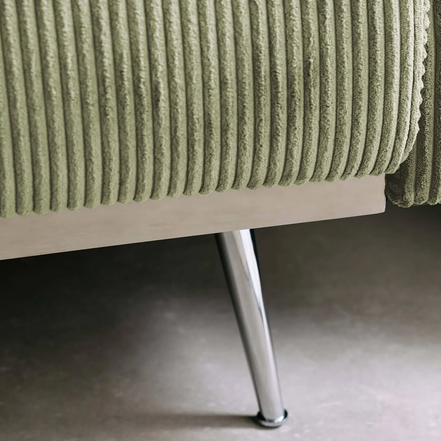 Sofá-cama reversível em veludo canelado com pés em metal, 2-3 lugares