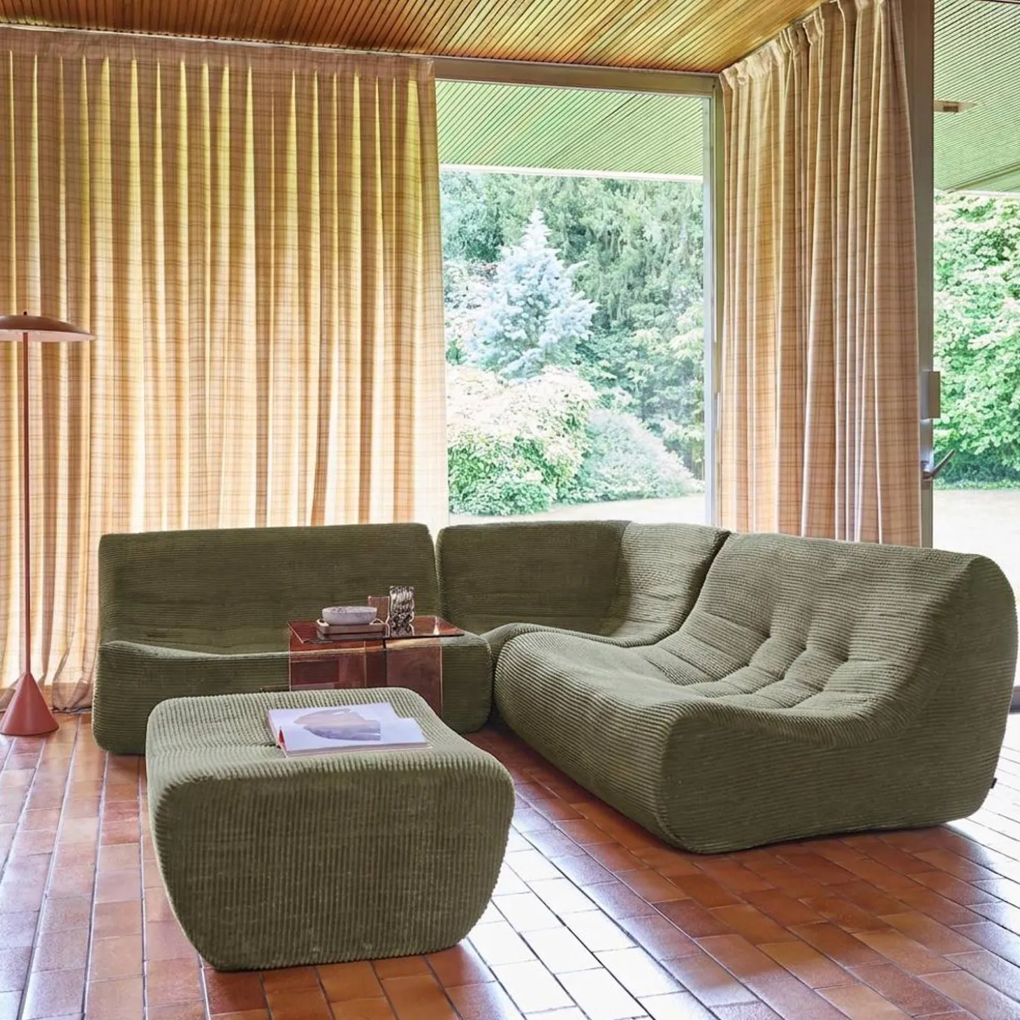 Sofá de canto modular com apoio para os pés em veludo canelado, 5 lugares