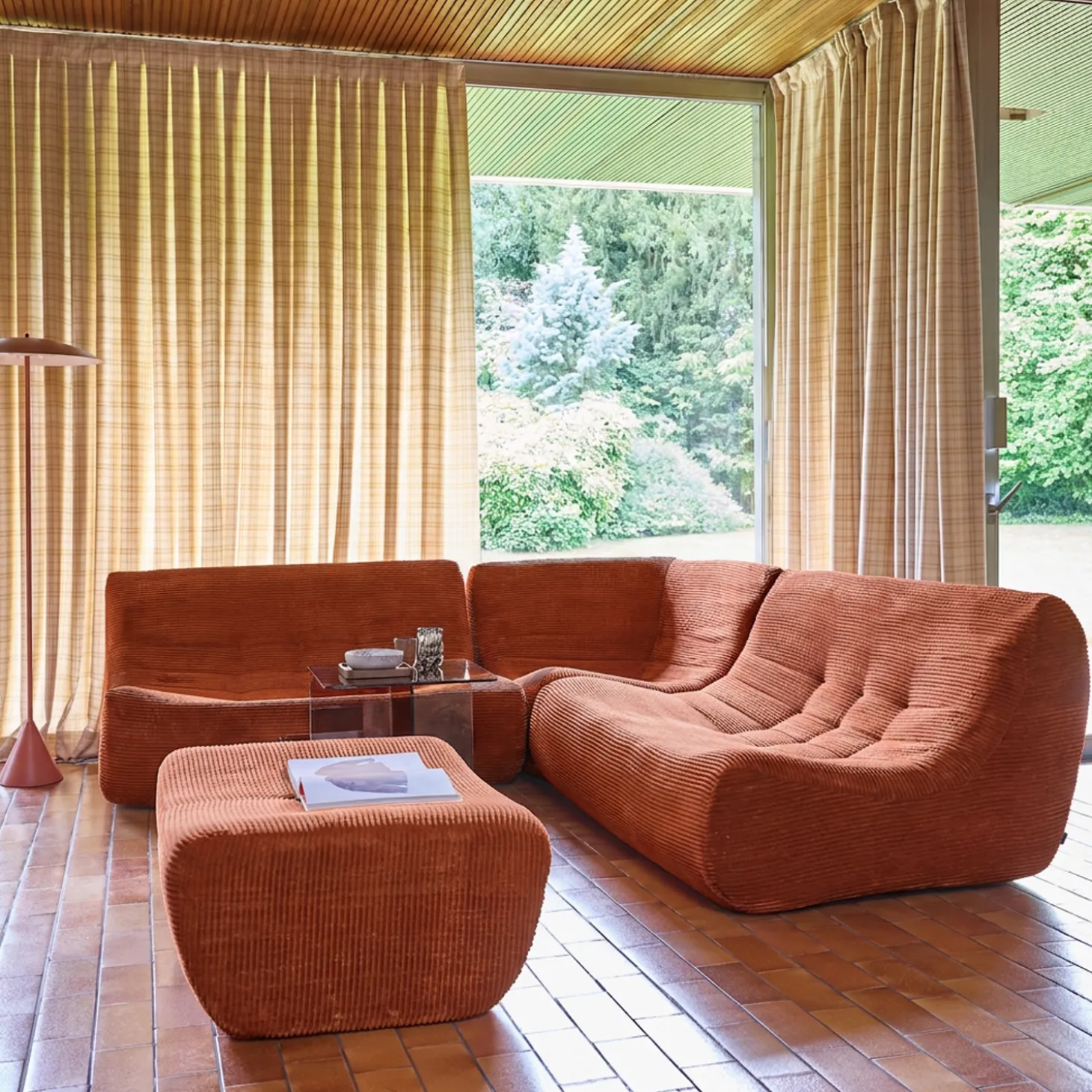 Sofá de canto modular com apoio para os pés em veludo canelado, 5 lugares