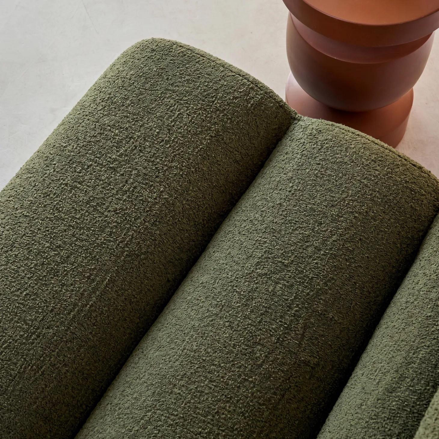 Sofá modular com apoio para os pés em tecido bouclé, 3 lugares