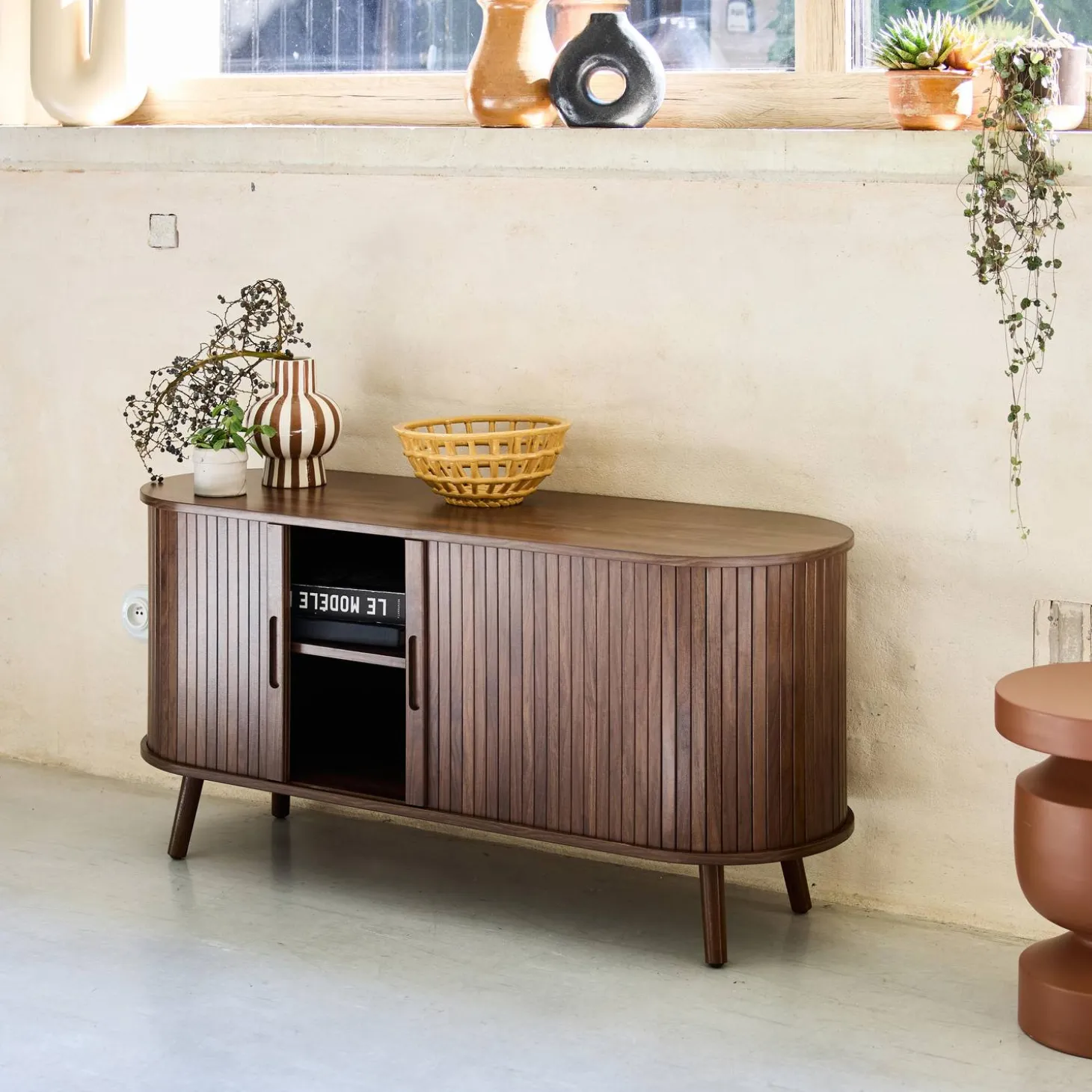 Suporte de TV escandinavo com portas ranhuradas, 120cm