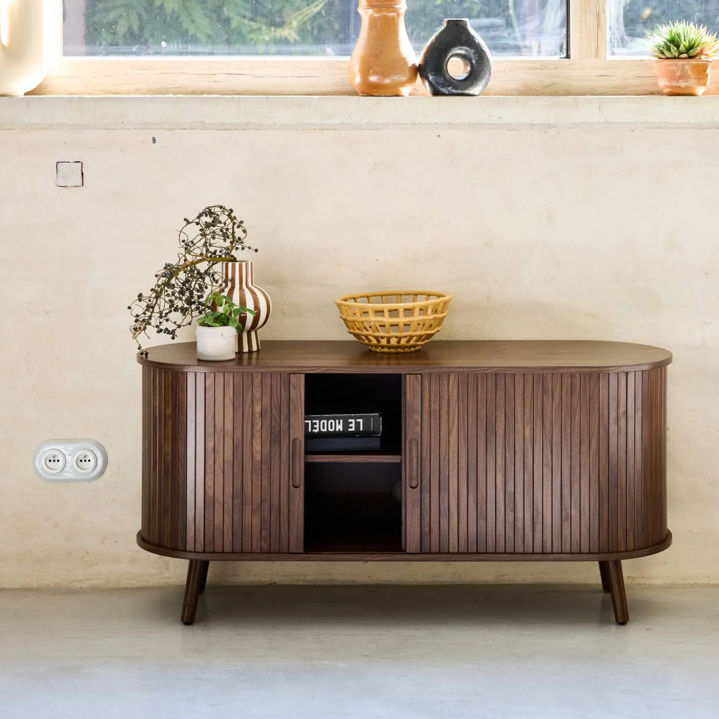 Suporte de TV escandinavo com portas ranhuradas, 120cm