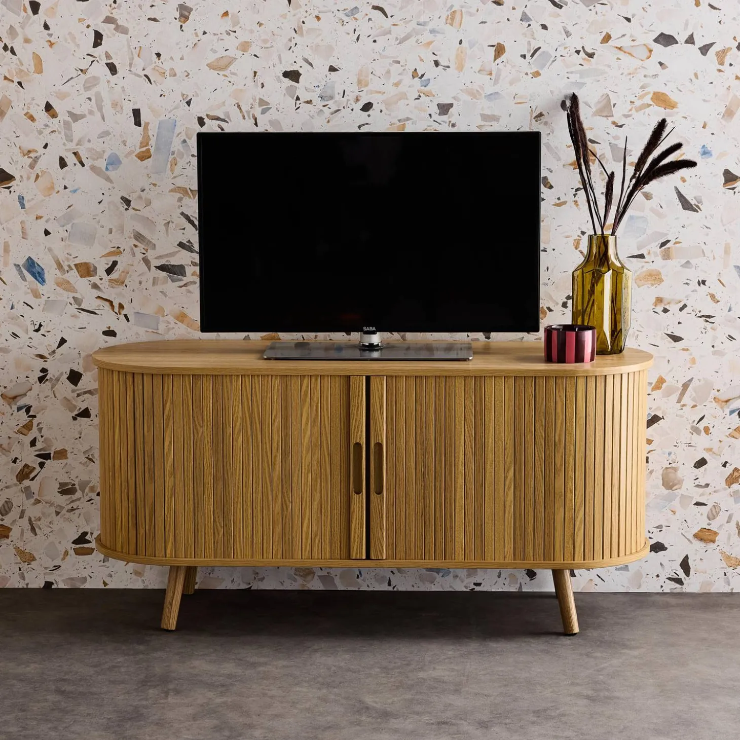 Suporte de TV escandinavo com portas ranhuradas, 120cm