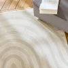 Tapete com padrão de arcos creme