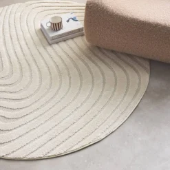 Tapete com padrão ondulado em relevo, creme