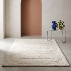 Tapete de interior com padrões geométricos creme