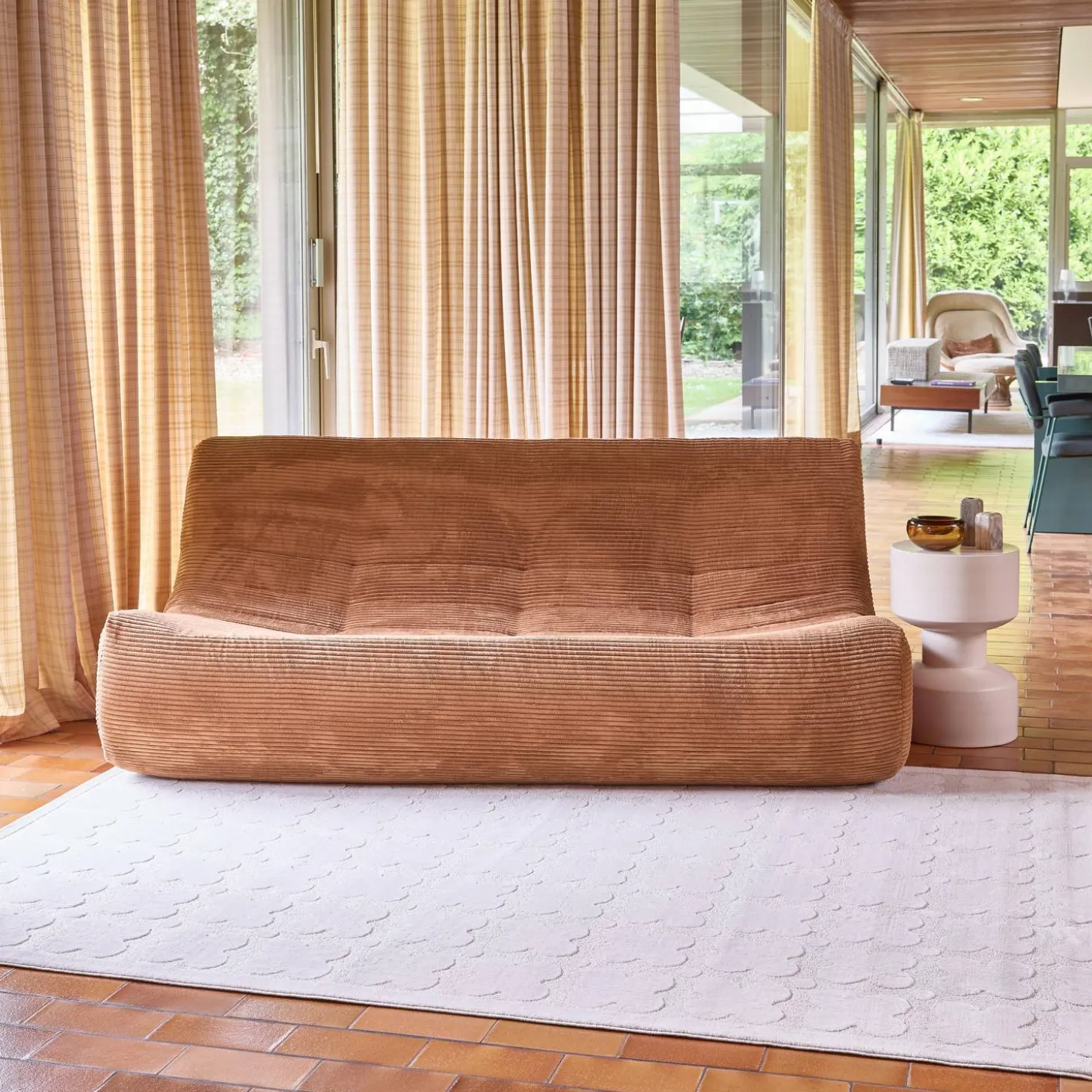 Tapete de interior com padrão gráfico creme