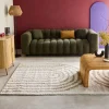 Tapete de interior com padrão geométrico arco-íris
