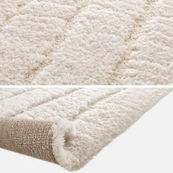 Tapete de interior com padrão linear creme