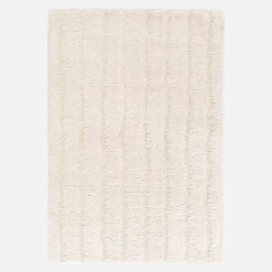 Tapete de interior com padrão linear creme