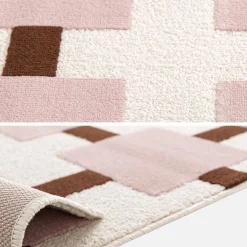 Tapete de interior com padrão xadrez rosa e castanho