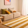 Tapete de interior com riscas ocre e brancas