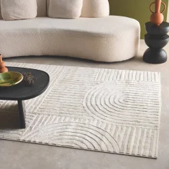 Tapete de interior creme com padrão gráfico de arcos